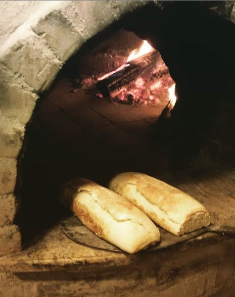 forno assando pães artesannais no Restaurante Cantinetta em Trancoso