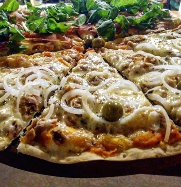 foto mostrando uma pizza servida na Pizzaria Canto do Quadrado em Trancoso