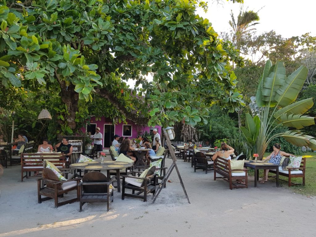 Foto das cadeiras, sofás e almofadas no quadrado de Trancoso