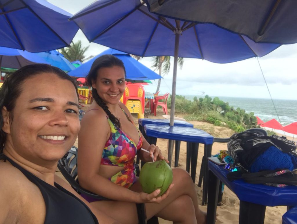 Curtindo uma água de coco na Praia de Coqueirinhos